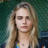 Cantiknya Cara Delevingne (via huffpost.com)