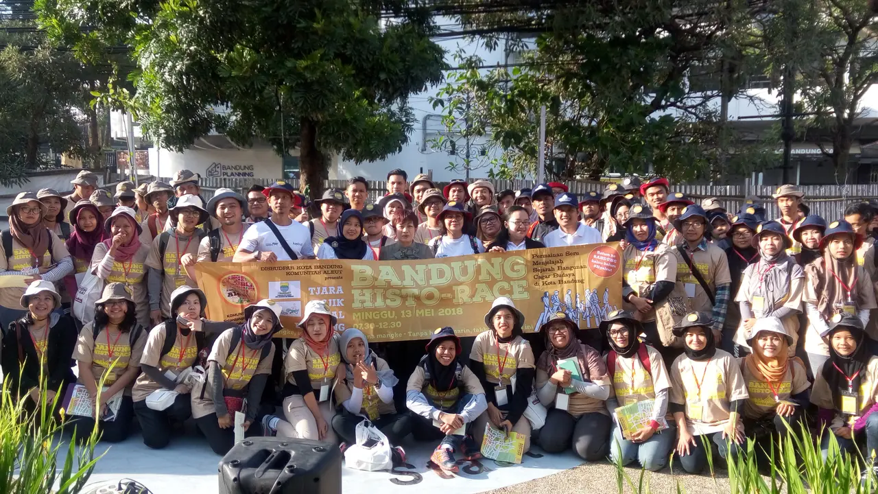 Para peserta Bandung Histo-Race berfoto bersama di halaman Gedung Museum Kota Bandung