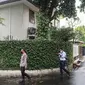 Petugas kepolisian melintas di depan rumah dinas Kadiv Propam Polri Irjen Ferdy Sambo di Kompleks Polri Duren Tiga, Pancoran, Jakarta Selatan , Rabu (13/7/2022). Rumah dinas Kadiv Propam Polri ini diduga menjadi lokasi penembakan yang menewaskan Brigadir J. (Liputan6.com/Faizal Fanani)