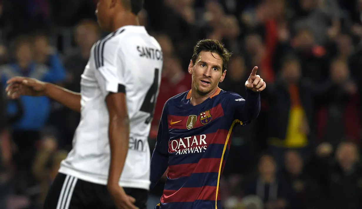Lionel Messi (R) merayakan golnya ke gawang Valencia pada leg pertama semifinal  Copa del Rey (King's Cup) di Stadion Camp Nou, Barcelona, Kamis (4/2/2016) dini hari WIB. (AFP/Lluis Gene)