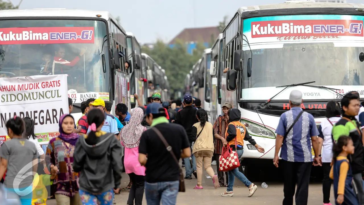 Pada mudik gratis tahun ini, Sido muncul memberangkatkan 15 ribu pedagang jamu menggunakan 260 bus.