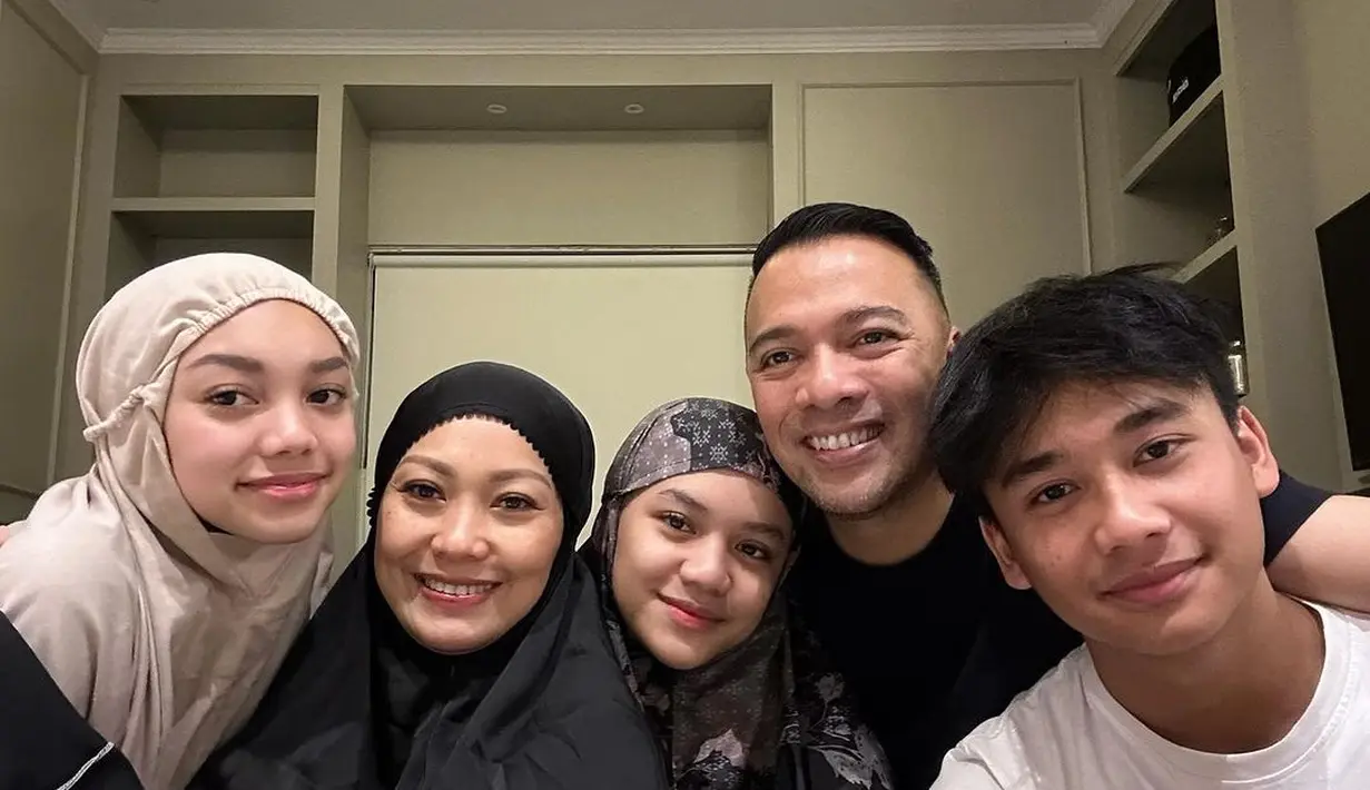 Manisnya potret keluarga Riafinola bersama suani dan ketiga anaknya. Riafinola tampil mengenakan mukena hitam, Naura memilih mukena cokelat muda, sedangkan Neona memilih mukena bernuansa hitam yang bercorak. [Foto: Instagram/riafinola]