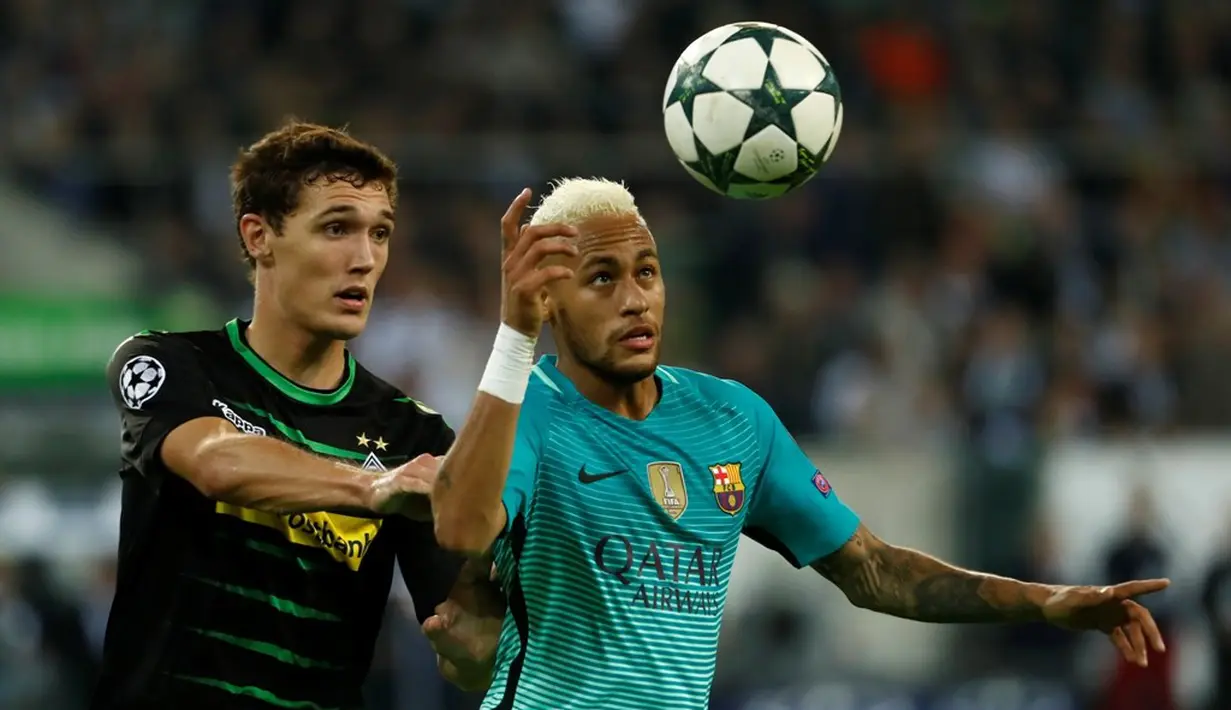 Pemain Barcelona, Neymar (kanan), berebut bola dengan pemain Borussia Monchengladbach, Andreas Christensen, pada laga kedua Grup C Liga Champions di Stadion im Borussia-Park, Kamis (29/9/2016) dini hari WIB. (AFP/Odd Andersen)