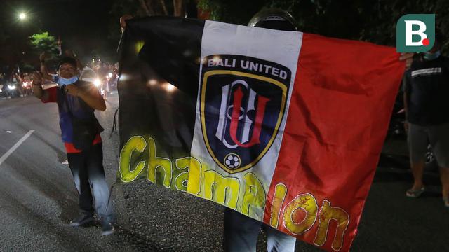 Foto: Juarai BRI Liga 1 2021/2022, Suporter Bali United Turun ke Jalan untuk Rayakan Keberhasilan Tim Kesayangan