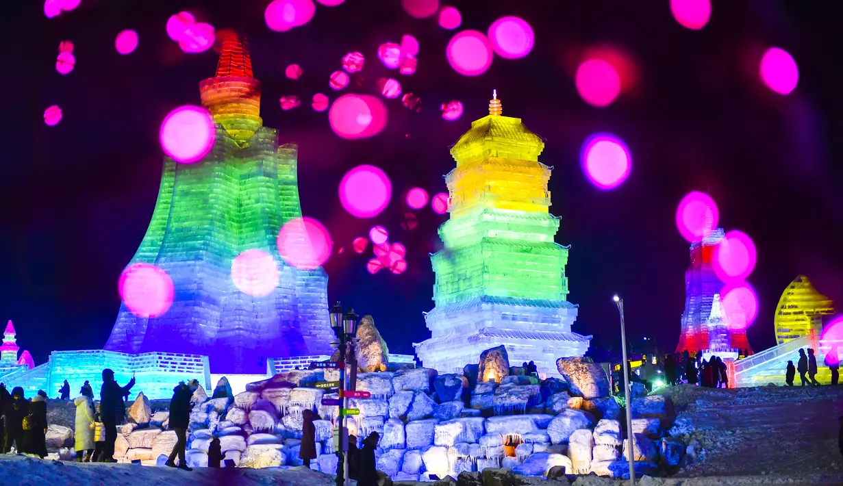 Para wisatawan mengunjungi taman hiburan es dan salju di Changchun, Provinsi Jilin, China timur laut (12/12/2020). Taman hiburan es dan salju yang memiliki 142 bangunan es dan patung salju itu secara resmi dibuka untuk umum pada Sabtu (12/12). (Xinhua/Xu Chang)