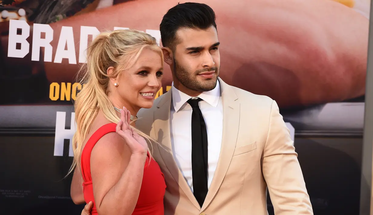 Penyanyi pop, Britney Spears dan sang pacar, Sam Asghari menghadiri premier film "Once Upon a Time in Hollywood" di TCL Chinese Theatre pada 22 Juli 2019. Ini adalah kali pertama Britney memboyong serta kekasihnya yang berdarah Iran tersebut di karpet merah. (Jordan Strauss/Invision/AP)