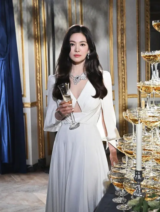 Bintang serial Descendants of The Sun ini juga mengunggah sejumlah pose saat menghadiri event. Dia menatap lurus ke arah kamera sambil memegang gelas wine.  (Foto: Instagram/ kyo1122)