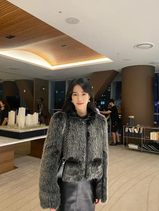 Fur jacket dan leather skirt buat pemeran Yeonjin ini semakin stunning. [Foto: IG/limjjy2].