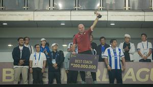 Pelatih Persib Bandung, Bojan Hodak, meraih gelar the best coach BRI Super League 2025/2026. Bojan mengantarkan Maung Bandung hattrick gelar. (Bola.com/Bagaskara Lazuardi)