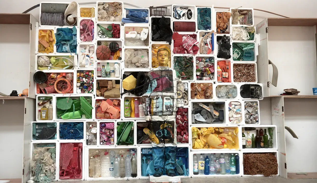 Aktivis lingkungan membuat karya seni dipungut oleh anak-anak di pantai, di markas asosiasi Surf Rider Foundation di Biarritz, Prancis, Minggu (11/6). Mereka mengkampanyekan lingkungan bersih dengan tidak membuang sampah ke laut. (AFP PHOTO/IROZ GAIZKA)