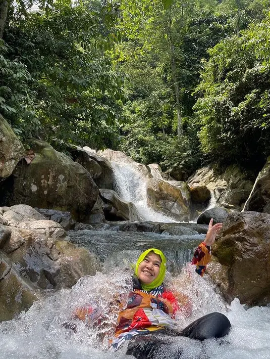 Meski demikian, Cici Tegal tak menutup diri untuk pria. Syaratnya, pria tersebut benar-benar serius dan memiliki agama yang bagus. "Jadi kalau ada yang mau dan agamanya bagus ya monggo (silahkan). Tapi niatnya yang benar, sama-sama mambangun dan banyakin amal jariah," ujarnya. [Instagram/cicitegal]