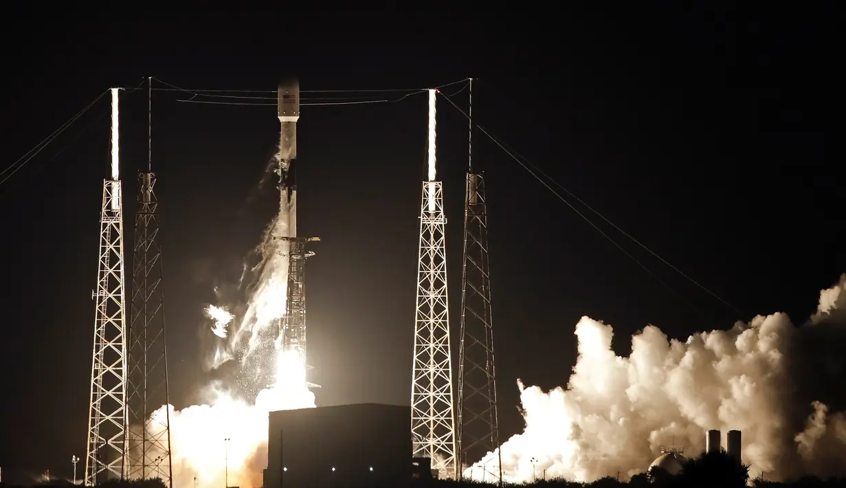 Roket Falcon 9 lepas landas dari Space Launch Complex 40 di Florida's Cape Canaveral Air Force Station, Amerika Serikat, Kamis (23/5/2019). SpaceX meluncurkan satelit Starlink ke orbit setelah batal melakukannya pada minggu lalu lantaran gangguan angin kencang. (AP Foto John Raoux)