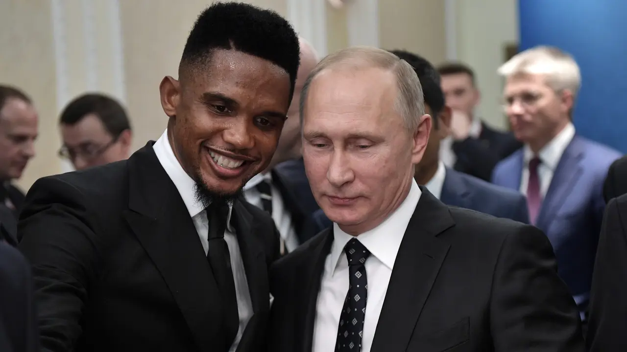 Keakraban Vladimir Putin dengan Legenda Sepak Bola di Undian Piala Dunia 2018