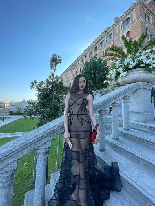 Melengkapi tampilannya, Beby Tsabina menjinjing tas Lady Dior berwarna merah glossy [@bebytsabina]