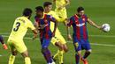 Striker Barcelona, Lionel Messi, berusaha mengontrol bola saat melawan Villareal pada laga Liga Spanyol di Stadion Camp Nou, Senin (28/9/2020). Barcelona menang dengan skor 4-0. (AP Photo/Joan Monfort)