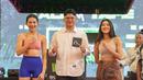 Lania Fira (kiri) dan Rachel Florencia (kanan) foto bersama promotor SENS Entertainment, Sultan Sapta Bandaro pada acara Press Conference Superstar Knockout edisi 2 di Jakarta International Velodrome, Rawamangun, Sabtu (7/12/2024).