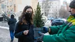 Seorang wanita membeli pohon untuk perayaan Tahun Baru di sebuah pasar di pusat kota Moskow, Rusia (27/12/2020). Rusia memiliki tradisi tahunan dalam memilih, mendekorasi, dan memajang pohon Tahun Baru publik utama negara itu. (Xinhua/Maxim Chernavsky)