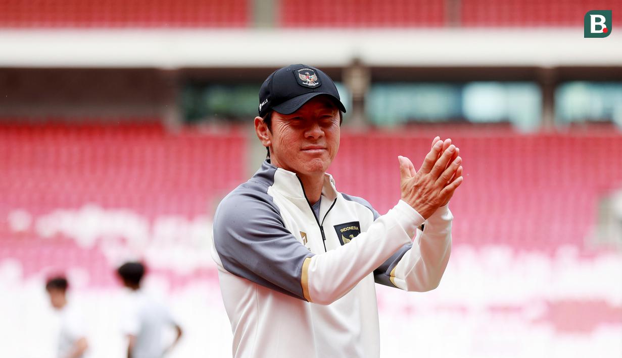 <p>Pelatih Timnas Indonesia, Shin Tae-yong memberikann aplaus saat Presiden RI, Joko Widodo mengunjungi latihan Timnas Indonesia U-20 di Stadion Utama Gelora Bung Karno (SUGBK), Jakarta Pusat, Sabtu (1/4/2023). (Bola.com/M Iqbal Ichsan)</p>