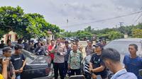 Kapolres Way Kanan, AKBP Adanan Mangopang saat menemui massa aksi. Foto : (Istimewa).