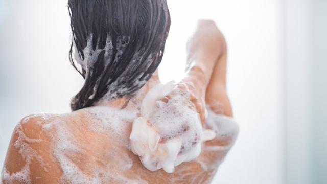 Sederet Kesalahan Saat Mandi yang Bisa Bikin Kulit Berjerawat, Yakin Nggak Pernah Mengalaminya?