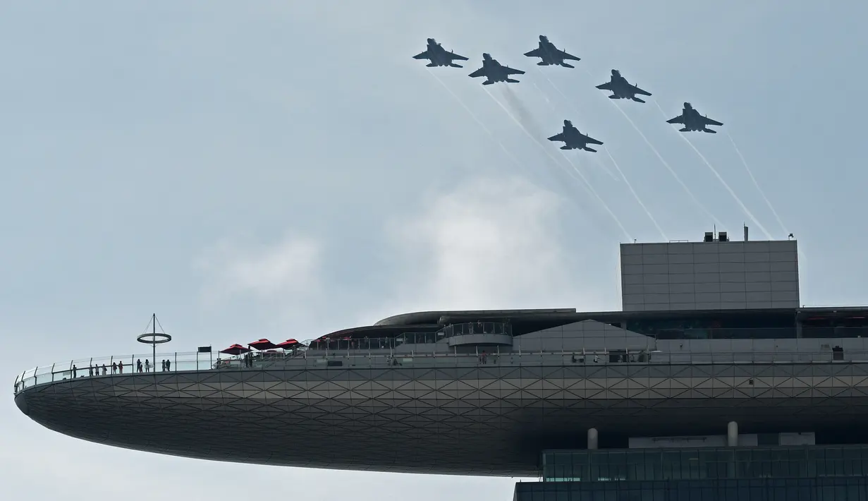 Deretan pesawat membentuk formasi dalam perayaan Hari Kemerdekaan di Singapura, Minggu (9/8/2020). Singapura pada 9 Agustus 2020 memperingati 55 tahun kemerdekaannya. (Xinhua/Then Chih Wey)