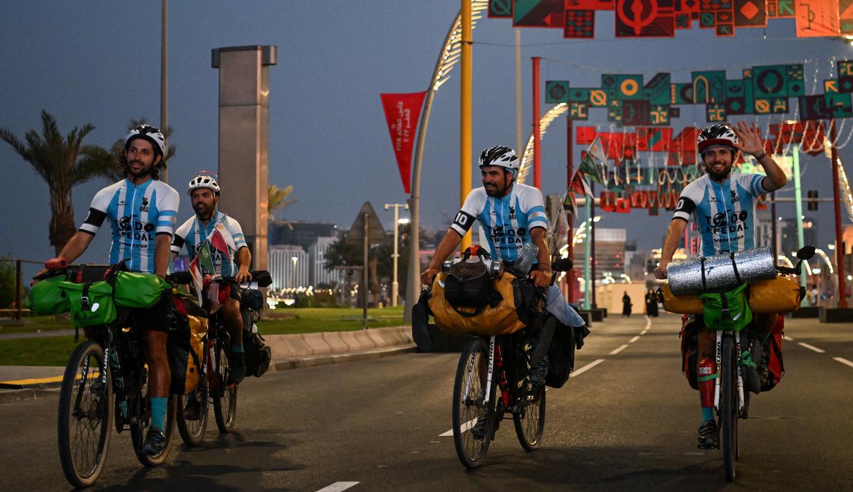 Keempatnya menghabiskan waktu hampir 6 bulan untuk tiba di Qatar setelah mengawali perjalanannya dari Cape Town, Afrika Selatan pada 15 Mei 2022 lalu. (AFP/Kirill Kudryavtsev)
