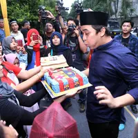 Tampil sederhana dan rapi dengan kemeja dan peci hitam, Billy Syahputra melakukan tiup lilin kue ulang tahunnya dengan semangat. Billy berharap di usia yang baru ini dirinya akan mendapatkan keberkahan dalam hidup.(Nurwahyunan/Bintang.com)