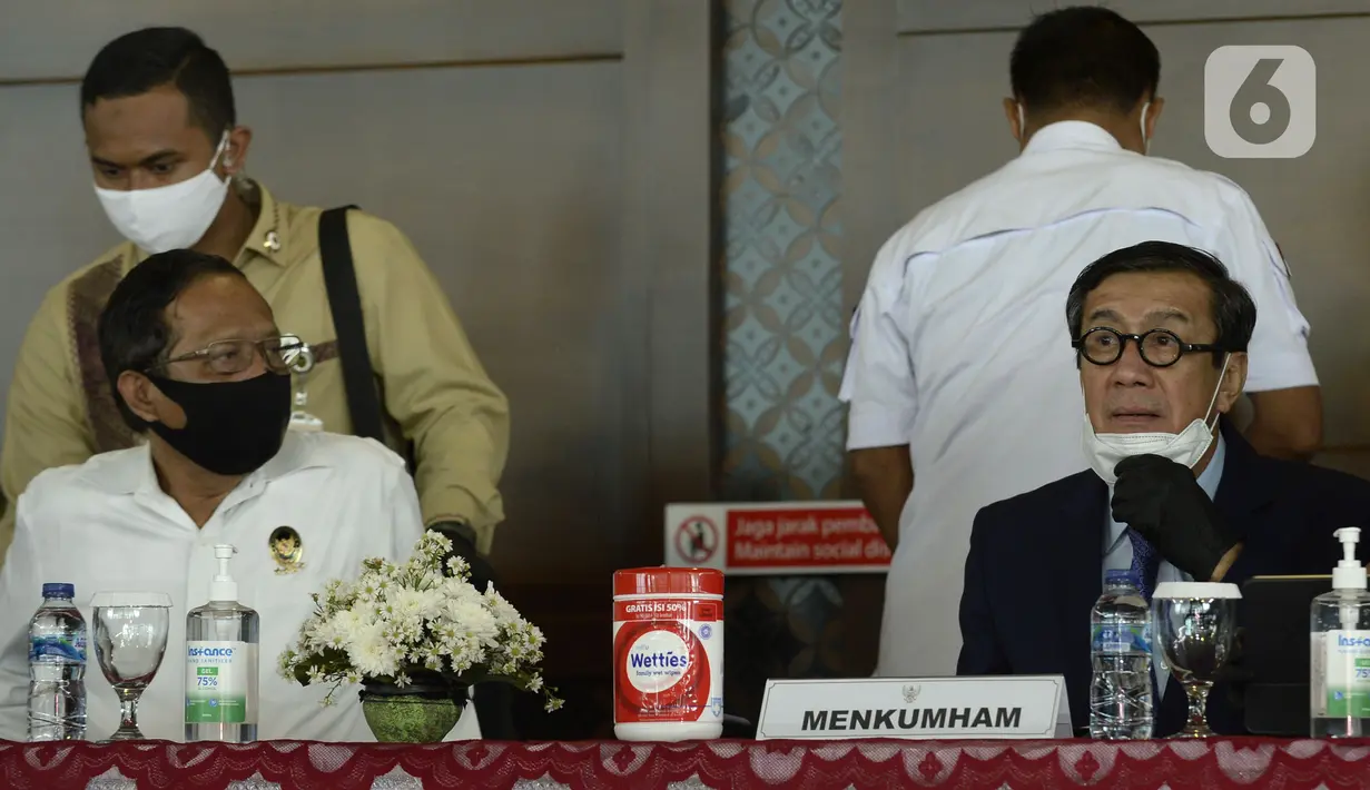 Menko Polhukam Mahfud MD (kiri) dan Menkumham Yasonna H Laoly saat menyampaikan keterangan terkait pemulangan buron Maria Pauline Lumowa di Bandara Soetta, Tangerang, Banten, Kamis (9/7/2020). Maria merupakan pembobol kas BNI Cabang Kebayoran Baru senilai Rp 1,2 triliun. (merdeka.com/Dwi Narwoko)