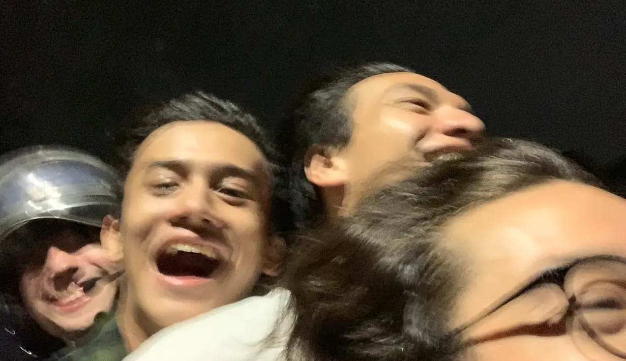 Bryan Domani duduk paling depan di antara jok dengan setir motor. (Foto: Instagram/ jefrinichol)