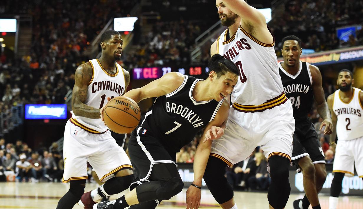 Aksi pemain Brooklyn Nets,Jeremy Lin (7) saat mencoba melewati hadangan pemain Cleveland Cavaliers, Kevin Love (0) pada lanjutan NBA di Quicken Loans Arena, (23/12/2016). (Reuters/Ken Blaze-USA TODAY Sports)