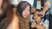 Risma menemui Priyo terkait permasalahan yang dialami dalam hal pemerintahan Wali Kota Surabaya (Liputan6.com/Herman Zakharia)