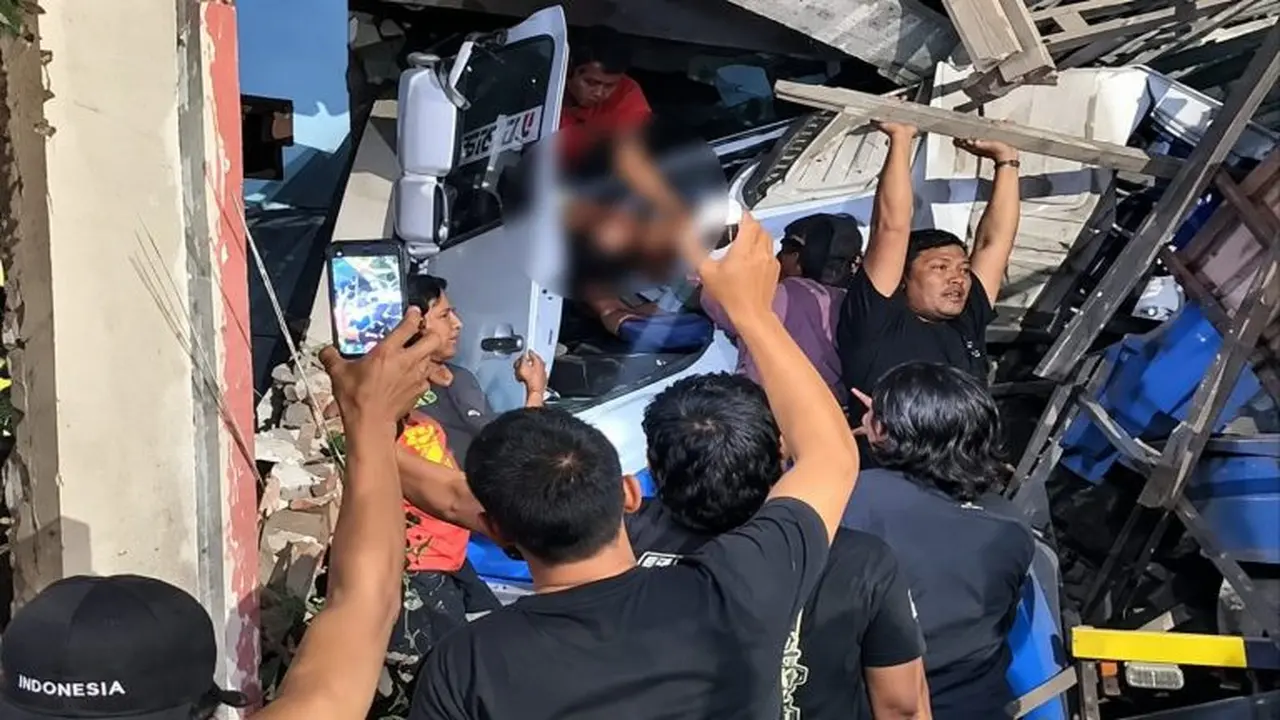 Truk Trailer Adu Banteng di Pantura Tuban, Rumah Warga Hancur