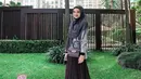 Dan kali ini penampilan Zaskia terlihat santun dan syar i banget. Zaskia memakai rok panjang berempel warna cokelat, atasan kemeja abu-abu yang warnanya senada. (Instagram/zaskiasungkar15)