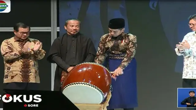 Berbalut sarung biru dan kemeja batik, Presiden Joko Widodo (Jokowi) membuka Muslim Fashion Festival (Muffest) 2018, di Jakarta Convention Center (JCC).