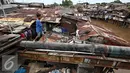 Warga saat ingin menyebrangi bantaran Kali Ciliwung, Jakarta, Rabu (20/1). Apabila rusun yang disediakan telah siap ditempati Pemprov DKI Jakarta akan melakukan penggusuran pemukiman kumuh sebanyak mungkin. (Liputan6.com/Immanuel Antonius)