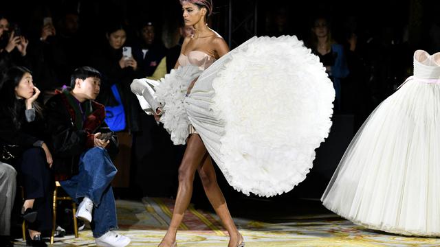 Koleksi Gaun Terbolak-balik di Paris Haute Couture Week 2023, Bikin Warganet Gagal Paham