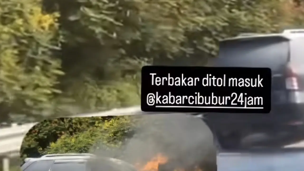 Mobil Avanza terbakar di Tol Jagorawi KM 12 pada Selasa (12/5/2026).