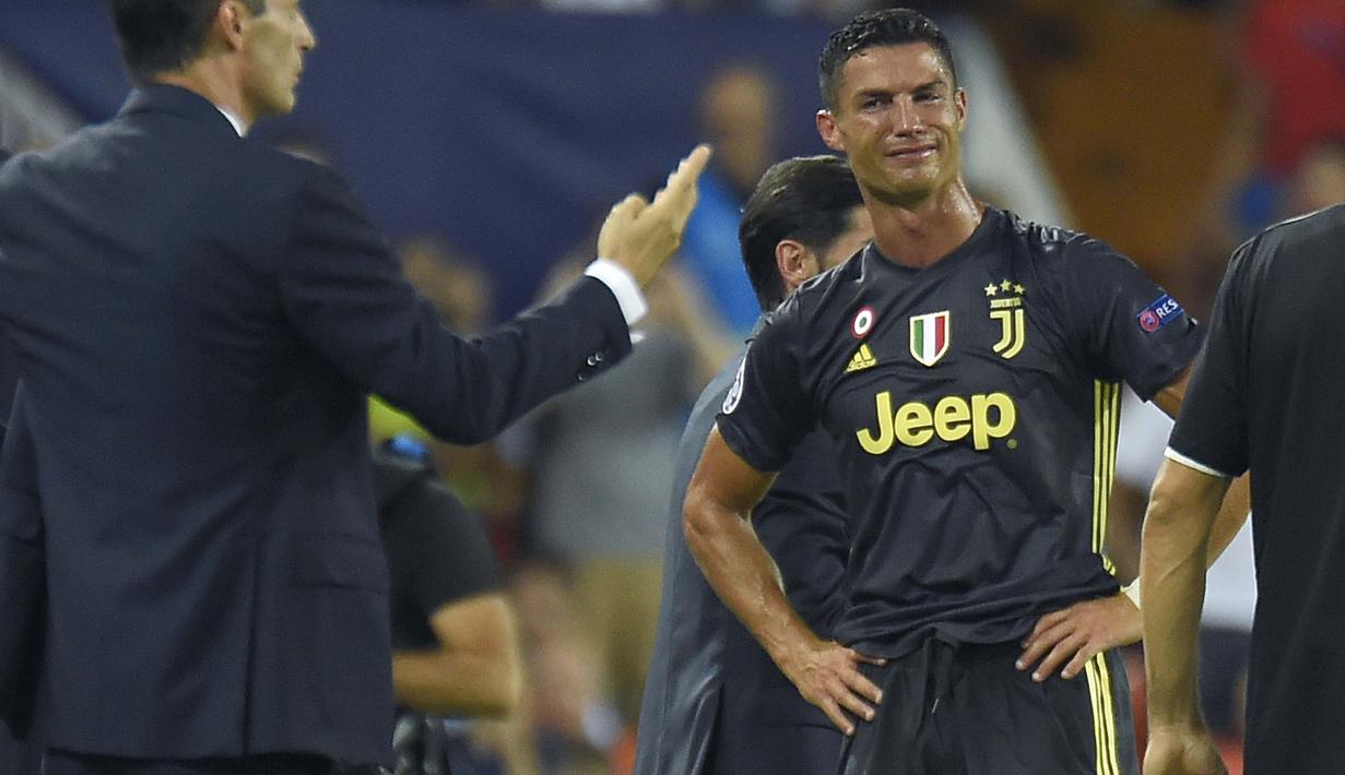 Striker Juventus, Cristiano Ronaldo, menangis usai mendapat kartu merah dari wasit saat melawan Valencia pada laga Liga Champions di Stadion Mestalla, Valencia, Rabu (19/9/2018). Juventus menang 2-0 atas Valencia. (AFP/Jose Jordan)