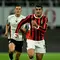 Striker AC Milan, Alvaro Morata, dibayangi oleh bek Venezia asal Indonesia, Jay Idzes, dalam laga Serie A Liga Italia di San Siro, Milan, Minggu (15/9/2024) dini hari WIB. (Gabriel BOUYS / AFP)