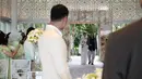 Aktor Chicco Jerikho menunggu aktris Putri Marino saat upacara pernikahannya di Bali. Chicco Jerikho berkomitmen bahwa Putri Marino akan menjadi sosok perempuan yang selalu ia jaga seumur hidupnya. (Instagram.com/chicco.jerikho)