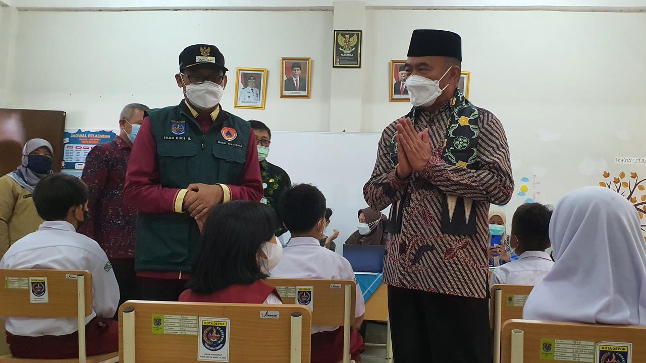Vaksin Covid-19 Depok Menko PMK Muhadjir dan Wakil Wali Kota Depok, Imam Budi Hartono