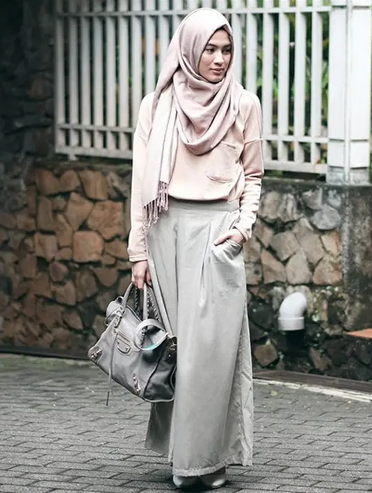 Ibu dari Rendra ini juga meyakinkan kepada seluruh wanita muslim di Indonesia untuk segera berhijab. Bagi yang sudah berhijab, Icha mengajak agar terus istiqomah dengan niatnya mengenakan hijab. (Instagram/Alyssasoebandono)