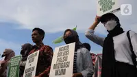 Massa aktivis lingkungan hidup melakukan protes di Kawasan Monas, Jakarta, Jumat, (3/3/2023). Aksi tersebut menuntut permasalahan kedaruratan krisis iklim harus menjadi prioritas agenda kampanye dan pemilu 2024. (merdeka.com/Imam Buhori)