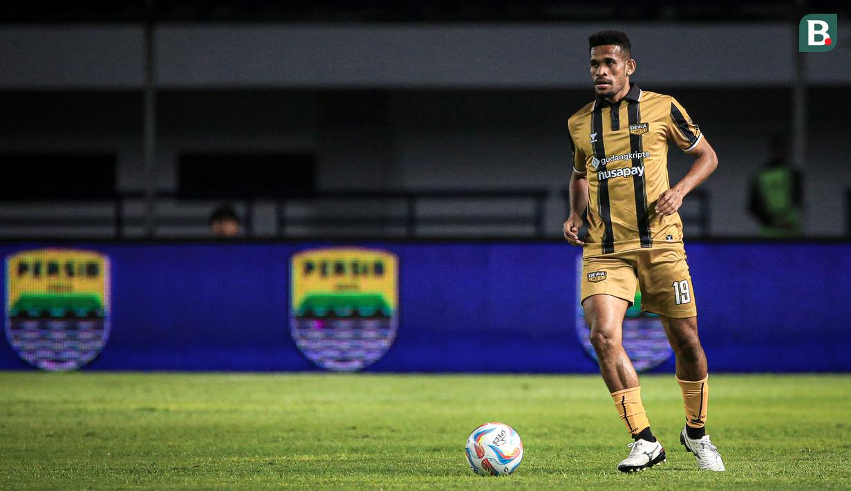 Pemain Dewa United, Ricky Kambuaya mengontrol bola pada laga lanjutan BRI Liga 1 2023/2024 antara Persib Bandung melawan Dewa United FC di Stadion Gelora Bandung Lautan Api (GBLA), Bandung, Jumat (14/07/2023). (Bola.com/Bagaskara Lazuardi)