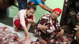 Penyanyi Dangdut Ayu Ting Ting melihat daging kurban dikediamannya kawasan Depok, Jawa Barat, Senin (12/9). Ayu Ting Ting tahun ini berkurban dua ekor sapi. (Liputan6.com/Herman Zakharia)