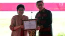 Menkes Nila F. Moeloek menyerahkan penghargaan kepada Menkumham Yasonna H. Laoly di Lapas Narkotika Kelas IIA Cipinang, Jatinegara, Jakarta Timur, Senin (17/12). (Liputan6.com/Johan Tallo)