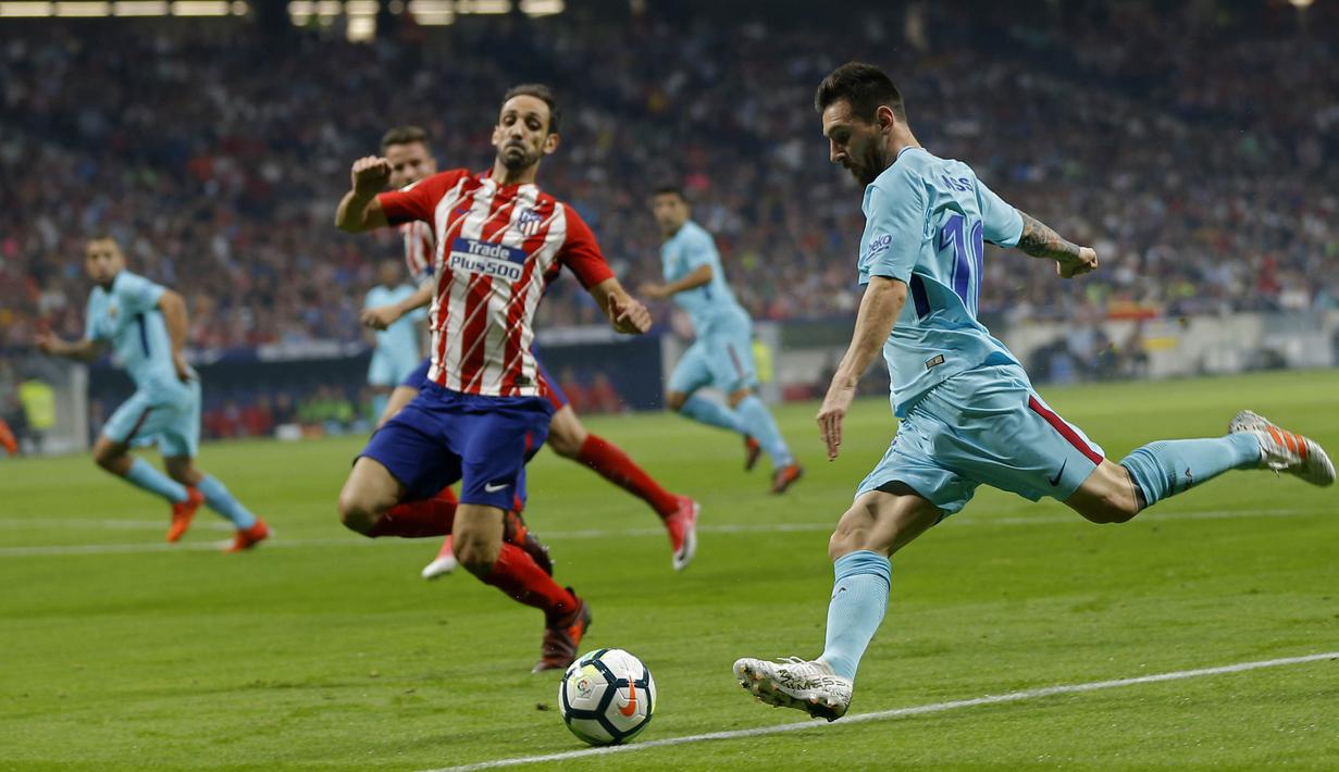 Bek Atletico Madrid, Juanfran, berusaha menghalau tendangan striker Barcelona, Lionel Messi, pada laga La Liga Spanyol di Stadion Wanda Metropolitano, Minggu (15/10/2017). Atletico Madrid bermain imbang 1-1 dengan Barcelona. (AP/Francisco Seco)