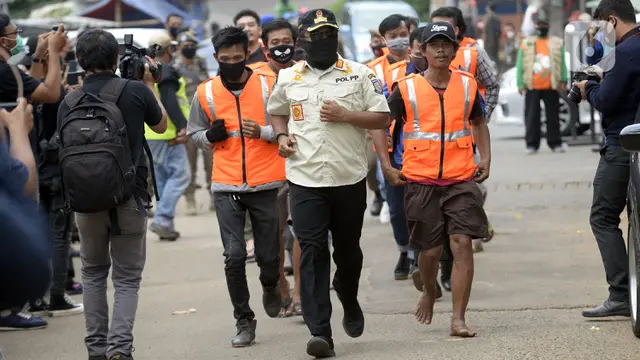 FOTO: Pelanggar PSBB Tangerang Selatan Dihukum Berlari 800 Meter