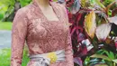 Bintang film ‘Surga yang Tak Dirindukan’, Raline Shah terlihat cantik manglingi dalam balutan kebaya bali warna salem dengan sabuk prada warna abu-abu. (Instagram/ralineshah).