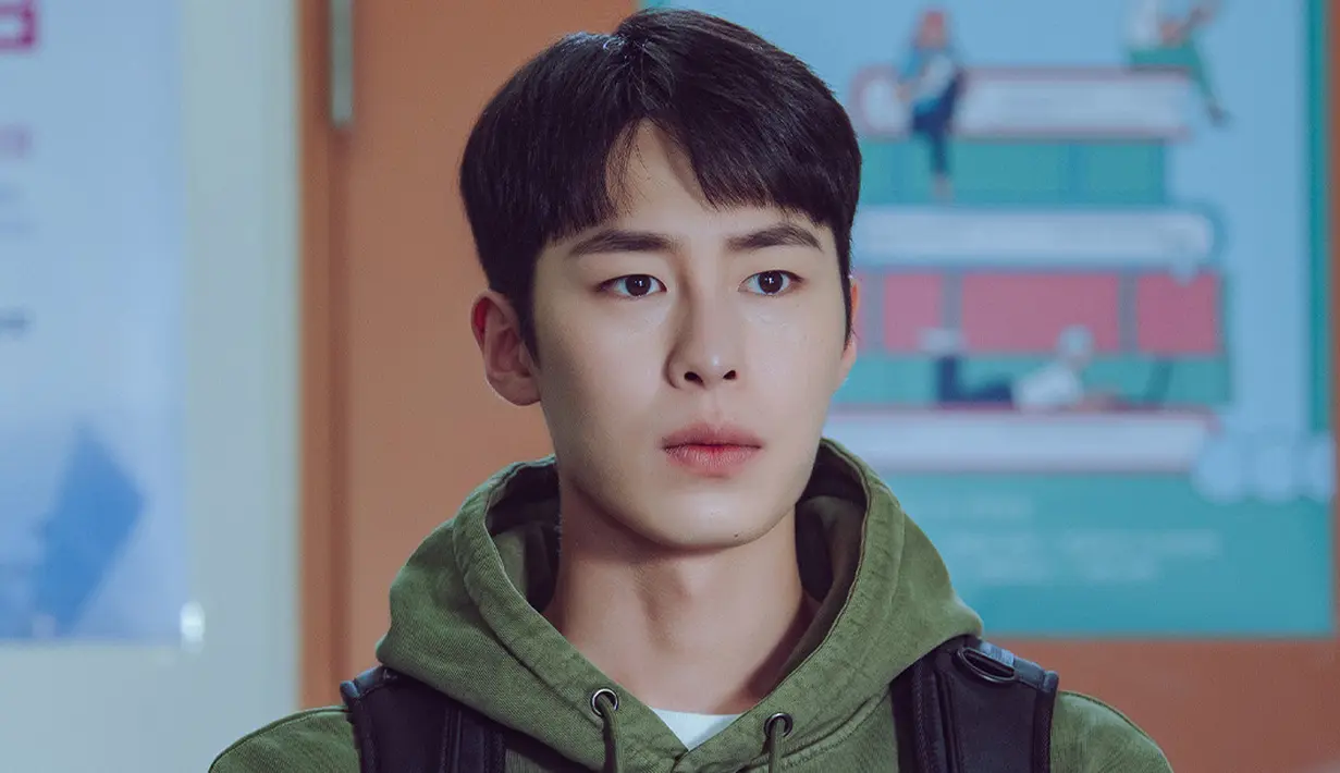 <p>Lee Jae Wook sebagai Han Tae Oh, karakter dengan otak luar biasa dan rasionalitas dingin. Dia terlahir sebagai putra seorang pembunuh yang melarikan diri dari dunia dan kehidupan sulitnya dengan mendekati Kang In Ha. (Foto: Disney+ Hotstar)</p>